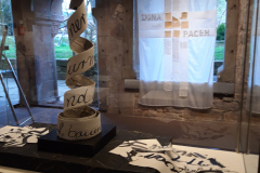 Turm zu Babylon: Am seidenen Faden und Friedensfahne: Dona nobis pacem